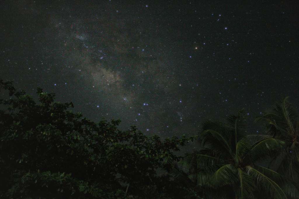 the centre of the milky way with bright stars taking of the sky over fulhadhoo in July 2024
